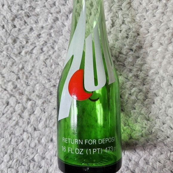 VINTAGE Set of Glass Soda Bottles 7up & Coke - Picture 11 of 14